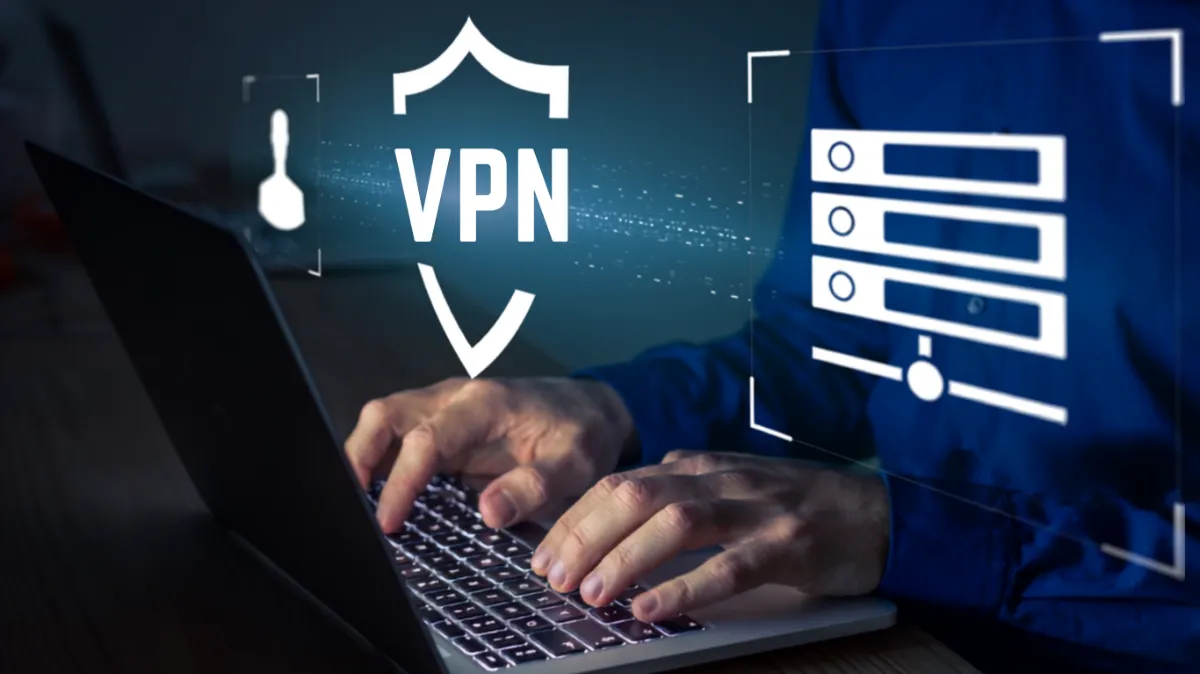 Persoon typt op een laptop met VPN-schild en serversymbolen die fingerprinting verbeelden